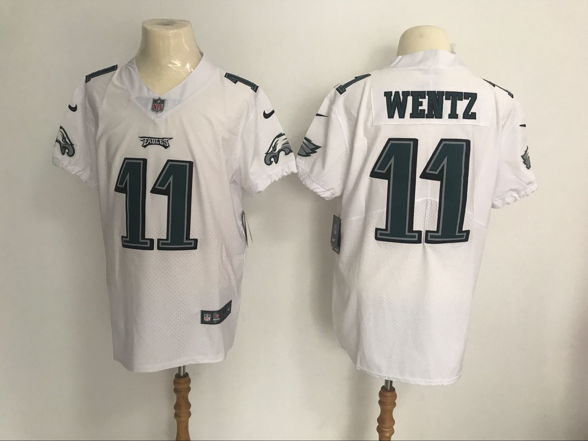 Men's Philadelphia Eagles #11 Carson Wentz White Vapor Untouchable Elite Stitched NFL Jersey